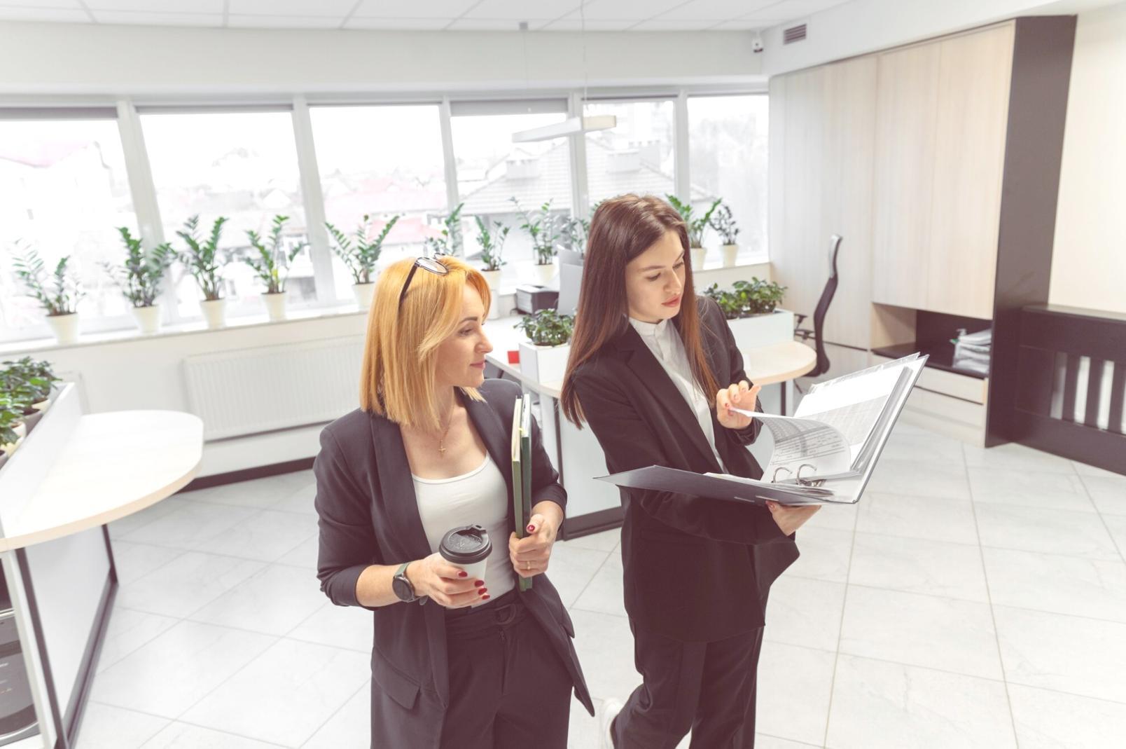 Spațiu de lucru cu materiale educaționale despre finanțe personale