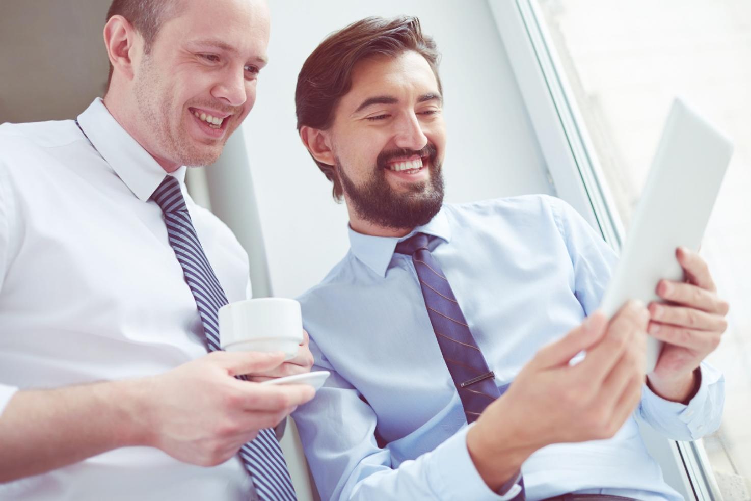 Cursanți discutând strategii financiare într-un mediu educațional colaborativ